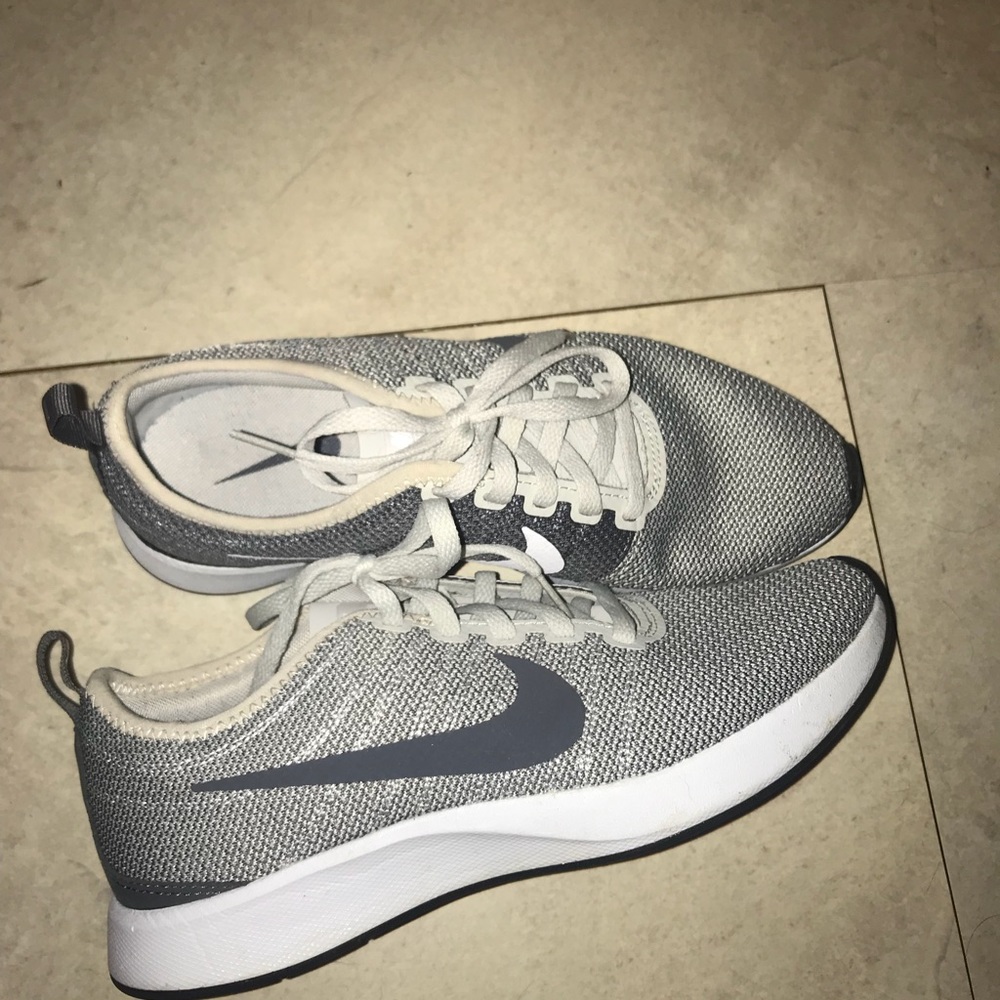 NIKE tennis shoes